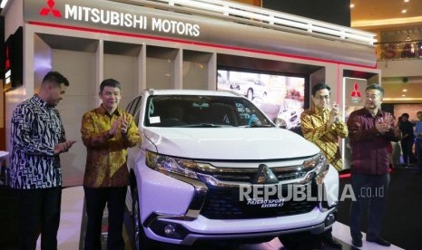 Product Ambassador Mitsubishi Indonesia Rifat Sungkar, President Director PT Mitsubishi Motor Krama Yuda Sales Indonesia (MMKSI) Kyoya Kondo, Director PT MMKSI Irwan Kuncoro, Director PT MMKSI Osamu Iwaba (kiri-kanan) memperlihatkan Mitsubishi New Pajero Sport Exceed 4x2 AT pada peluncurannya di Jakarta, Rabu (17/1).