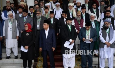 Deklarasi Perdamaian Bogor. Wakil Presiden Jusuf Kalla (tengah) bersama Menlu Retno Marsudi  dan perwakila delegasi membacakan Deklarasi Perdamaian Bogor pada Penutupan Pertemuan Ulama Trilateral Afghanistan- Indonesia - Pakstan di Istana Kepresidenan Bogor, Jawa Barat, Jumat (11/5).