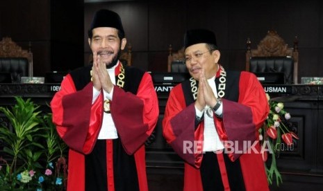 Ketua dan Wakil Ketua Mahkamah Konstitusi (MK) Terpilih Anwar Usman dan Aswanto usai mengucap sumpah jabatan di Gedung MK, Jakarta, Senin (2/4).