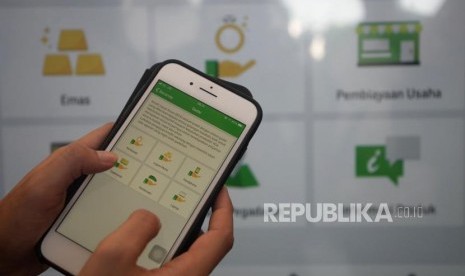 Petugas memberikan informasi mengenai Pegadaian Digital Service (ilustrasi)