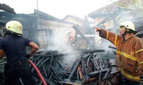 Tim Damkar Sragen saat berjibaku memadamkan kobaran api yang melanda rumah warga di Pilangsari, Ngrampal, Sragen, Sabtu (21/9/2019) petang. Foto/Wardoyo