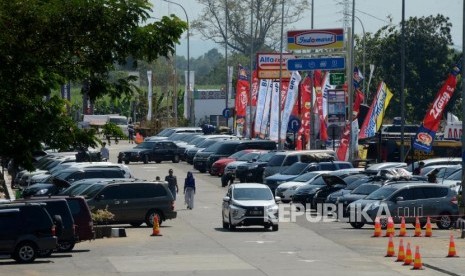 Sejumlah mobil pemudik saat parkir di Rest Area KM 228 ruas Jalan Tol Kanci-Pejagan, Cirebon, Jawa Barat, Sabtu (1/6).