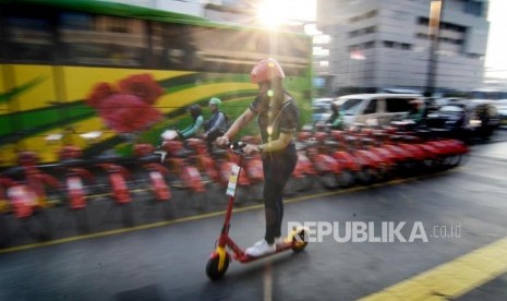 Peminjaman Sepeda dan Otopet. Sejumlah masyarakat memakai otopet di Thamrin, Jakarta Pusat, Selasa (25/6).