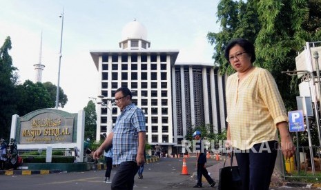 Terowongan Istiqlal-Katedral Diproyeksi Jadi Ikon Toleransi. Foto: Sejumlah jemaah Gereja Katedral usai memarkirkan kendaraannya di Masjid Istiqlal, Jakarta, Senin (25/12).