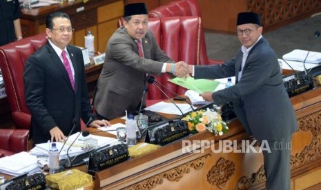 Pimpinan Sidang Fahri Hamzah dan Ketua DPR Bambang Soesatyo (kiri) menerima tanggapan pemerintah dari Menteri Agama Lukman Hakim Saifuddin saat Rapat Paripurna di Kompleks Parlemen Senayan, Jakarta, Selasa (24/9).