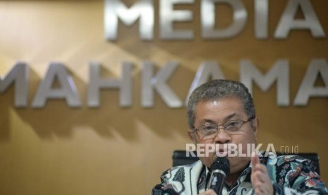 Juru bicara Mahkamah Agung (MA) Andi Samsan Nganro memberikan keterangan pers di Media Center MA, Jakarta, Senin (8/7).(Republika/Prayogi)