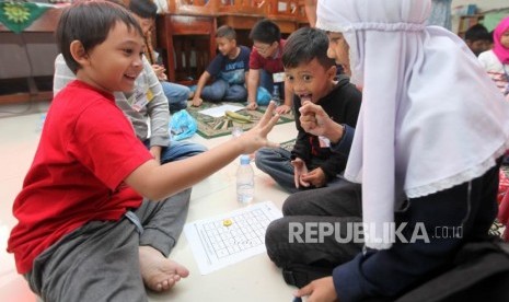 Peserta bermain ular tangga matematika saat mengikuti kegiatan Fun Science Di SD Muhammadiyah 5, Jalan Limau, Jakarta, Sabtu (17/2).