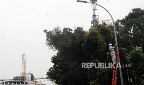 Petugas melakukan pemeliharaan penerangan jalan umum (PJU). Dishub Kota Depok akan memasang PJU di 11 kecamatan.