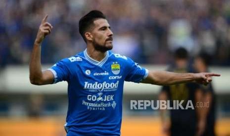 Sleebrasi striker Persib Jonathan Bauman setelah mencetak gol pertama pada pertadingan Gojek Liga1 2018 di Stadion Gelora Bandung Lautan Api (GBLA) di Bandung, Sabtu (4/7).