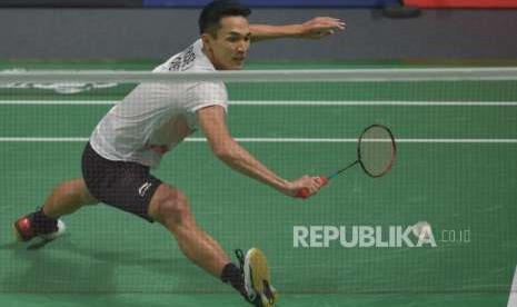 Pebulu tangkis Indonesia Jonatan Christie mengembalikan kok kearah lawannya pada pertandingan final cabang bulu tangkis nomor tunggal putra Asian Games 2018 di Istora Senayan, Jakarta, Selasa (28/8).