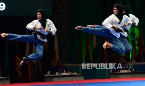 Tim putri atlet Poomsae Taekwondo Indonesia sedang memperlihatkan gerakan-gerakan poomsae pada babak final poomsae beregu di event Invitation Torunament Asian Games 18 di Jakarta, Sabtu (10/2).