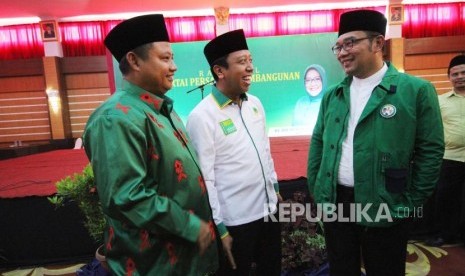 Ketua Umum DPP Partai Persatuan Pembangunan (PPP) Muhammad Romahurmuziy (tengah) berbincang dengan pasangan calon gubernur dan wakil gubernur Jawa Barat Ridwan Kamil dan Uu Ruhzanul Ulum pada acara Rakorwil Partai Persatuan Pembangunan (PPP) Jawa Barat, di Hotel Asrilia, Kota Bandung, Senin (23/4).