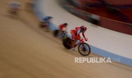 Atlet sepeda Indonesia Delia Ayustina Priatna (ketiga kiri) memacu sepedanya saat bertanding di cabang sepeda track nomor Madison putri di Jakarta International Velodrome, Jumat (31/8).(Republika/Iman Firmansyah)