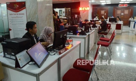 Suasana ruang pelayanan pengajuan gugatan hasil Pemilu 2019 di Gedung Mahkamah Konstitusi, Jakarta, Kamis (23/5).