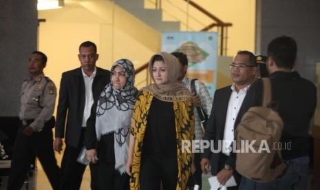 Istri Ketua DPR Setya Novanto, Deisti Astriani Tagor (tengah) berjalan seusai menjalani pemeriksaan di Gedung KPK, Jakarta, Senin (20/11).