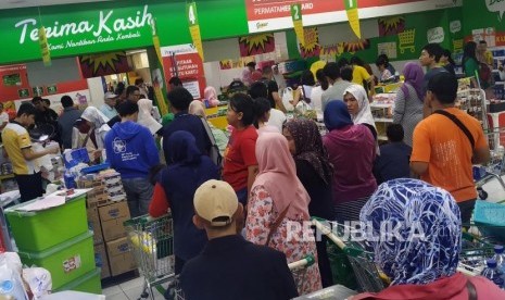 Calon pembeli mengantre untuk melakukan pembayaran di Supermarket Giant, Mampang Prapatan, Jakarta, Ahad (23/6).