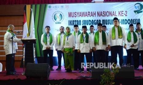 Ketua Umum Ikatan Saudagar Muslim Se-Indonesia (ISMI) Ilham A Habibie (kiri) melantik Pengurus ISMI Aceh dan Sumatera Utara Periode 2018-2023, saat acara Musyawarah Nasional (Munas) ke-2 ,di Hotel Grand Asrilia, Kota Bandung, Jumat (12/10).