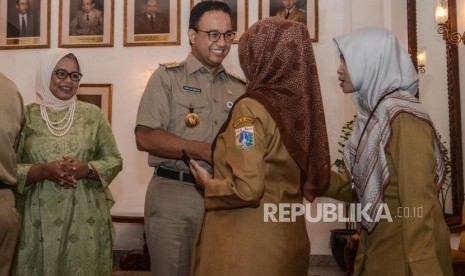 Halalbihalal Balai kota  dengan Gubernur. Gubernur DKI Jakarta Anies Baswedan (tengah) bersama Istri Fery Farhati (kiri) saat halalbihalal di Balai Kota DKI Jakarta, Senin (10/6).