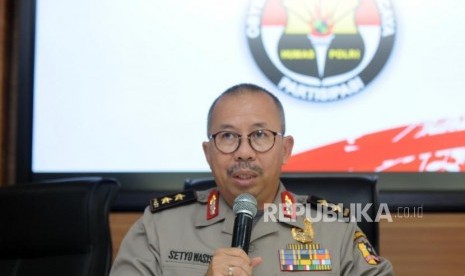 Kepala Divisi Humas Mabes Polri Irjen Pol Setyo Wasisto memberikan paparan saat konferensi pers di Mabes Polri, Jakarta, Jumat (11/5).