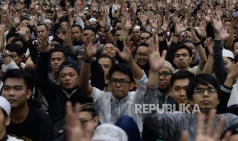 Para pengunjung bertepuk tangan dengan menggunakan bahasa isyarat saat komunitas tuli berada di atas panggung hijrah fest di  Jakarta Convention Center, Ahad (11/11).