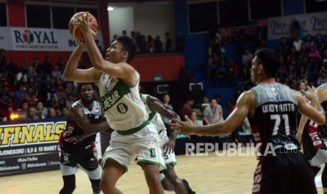 IBL. Pebasket Pacific Caesar Surabaya Ananda Caesar bersiap melempar bola saat melawan tim basket Stapac Jakarta pada laga kedua semifinal IBL Pertamax Playoffs 2018-2019 di Gor Mahasiswa Soemantri Brojonegoro, Jakarta, Sabtu (9/3).