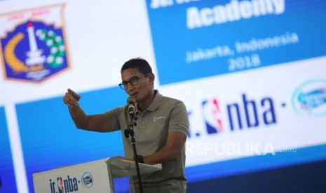 Wakil Gubernur DKI Jakarta Sandiaga Uno memberi sambutan saat pembukaan Akademi Pelatih Jr. NBA di GOR Caracas, Jakarta, Rabu (24/1).