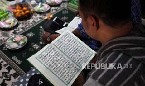 Seorang eks napi teroris membaca Alquran (ilustrasi)