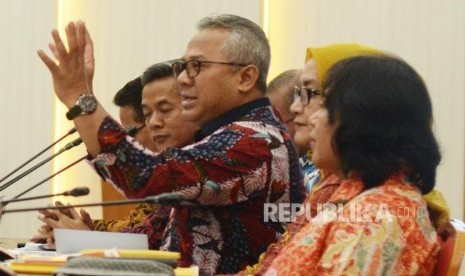 Ketua Komisi Pemilihan Umum (KPU), Arief Budiman beserta anggota KPU memimpin pengundian dan penetapan penyiaran debat pasangan calon presiden dan wakil presiden pemilu 2019 di  Kantor KPU, Jakarta, Rabu (26/12).