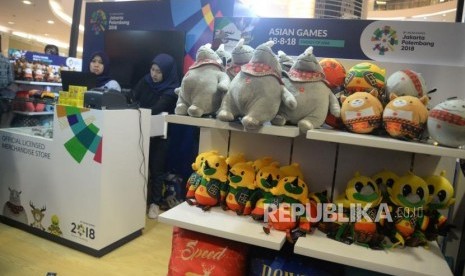 Pegawai berjaga di both official merchandise Asian Games 2018 usai launcing di Mall Senayan City, Jakarta, Jumat (23/3).