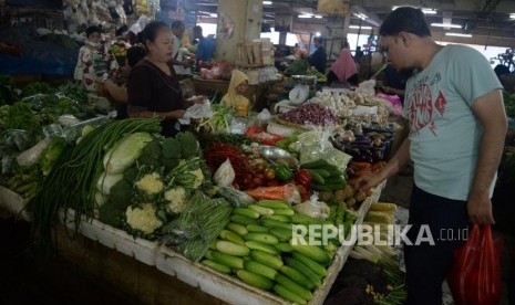 Pedagang melayani pembeli di pasar tradisional kawasan Pasar Minggu, Jakarta, Selasa, (11/6).