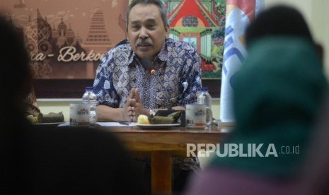 Pengamat Politik LIPI Syamsuddin Haris (kanan) memaparkan pandanganya dalam diskusi bertema 