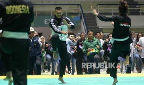 Menpora Imam Nahrawi saat mengunjungi pelatnas pencak silat di Padepokan Pencak Silat TMII, Jakarta, Kamis (12/7).