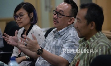 Corporate Communication General Manager PT Sumber Alfaria Trijaya,TBK (Alfamart) Ivan Hermawan (tengah) memberikan paparanya saat berkunjung ke Kantor Republika, Jakarta, Selasa (17/7).