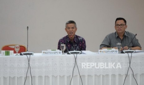 Persiapan Debat ke-3.  Komisioner KPU Wahyu Setiawan memimpin rapat persiapan debat ke-3 unutk calon wakil presiden bersama TKN dan BPN di KPU, Jakarta, Selasa (26/2/2019).