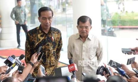 Jokowi Temui JK, Presiden Joko Widodo (kiri) bersama Wapres Jusuf Kalla menjawab pertanyaan wartawan usai pertemuan di Istana Wakil Presiden, Jakarta, Kamis (9/8).