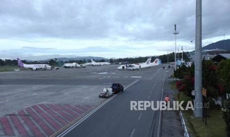 Aktivitas Bandara Sentani Jayapura, Papua, Rabu (15/11). Presiden Joko Widodo telah mengumumkan adanya dua orang Warga Negara Indonesia (WNI) di Indonesia yang positif terjangkit virus korona Covid-19. Untuk itu, Dirjen Perhubungan Udara Kemenhub Novie Riyanto mengatakan akan meningkatkan pengawasan di bandara internasional.