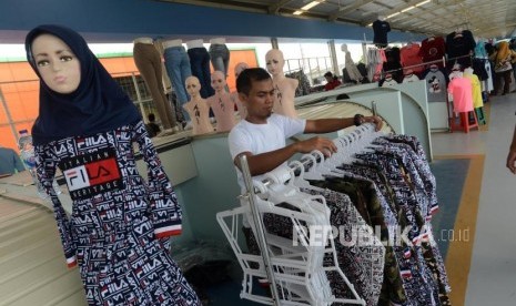 Pedagang merapikan barang dagangan di kios barunya di Jembatan Penyeberangan Multiguna (JPM) atau Skybridge, Tanah Abang, Jakarta, Selasa (11/12).