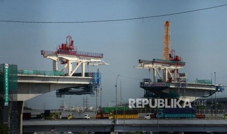 Suasana pembangunan proyek Kereta Light Rail Transit (LRT) di Jakarta, Jumat (4/1).