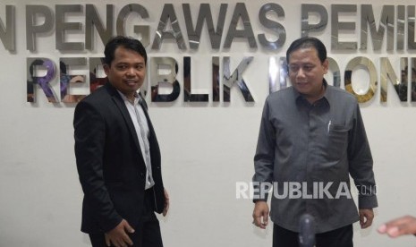 Ketua Bawaslu RI Abhan (kanan) berbincang bersama Ketua Komisi Perlindungan Anak Indonesia (KPAI) Susanto usai melakukan pertemuan di Kantor Bawaslu, Jakarta, Jumat (9/2).