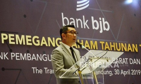 Gubernur Jawa Barat Ridwan Kamil menyampaikan sambutan saat Rapat Umum Pemegang Saham Tahunan Tahun Buku 2018, Bank BJB, di The Trans Luxury Hotel, Kota Bandung, Selasa (30/4).