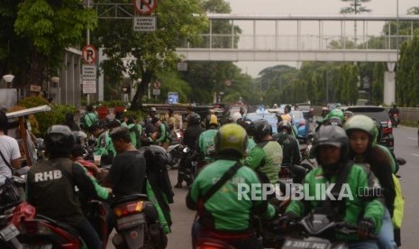 Pengendara ojek online memarkirkan kendaraannya di pinggir jalan di kawasan Kalibata, Jakarta Selatan, Kamis (8/11).