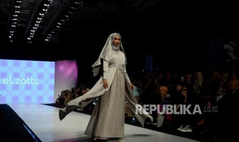 Model saat memeragakan busana saat Muslim Fashion Festival 2019 di JCC, Senayan, Jakarta, Jumat (3/5).