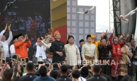 Deklarasi Kampanye Damai. Pasangan Capres nomer 01 Joko Widodo - Maruf Amin (kiri) dan Pasangan Capres no 02 Prabowo - Sandiaga Uno (kanan) bersama KPU melepas merpati usai mengucapkan Deklarasi Kampanye Damai dan Berintegritas Pemilu 2019 di Kawasan Monumen Nasional, Jakarta, Ahad (23/9).