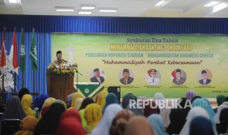   Penasihat Pimpinan Ranting Muhammadiyah Pondok Labu Jimly Asshiddiqie memberikan sambutan dalam acara Syukuran Dua Tahun Muhammadiyah Ranting Pondok Labu,Jakarta, Ahad (19/11).