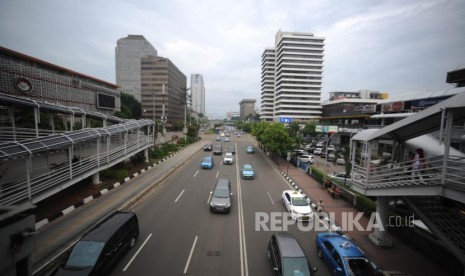 Melintas. Sejumlah Pengendara melintas di perempatan Jalan K.H Wahid HAsyim - M.H. Thamrin, Jakarta Pusat, Selasa (07/11). Gubernur DKI Jakarta Anies Baswedan berencana akan mecabut larangan kendaraan roda dua di Jalan M.H. Thamrin, Jakarta Pusat di karenakan Anies Baswedan ingin warga Jakarta bisa mengaskes seluruh jalan di Jakarta