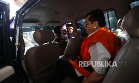 Tersangka kasus korupsi KTP Elektronik Setya Novanto didalam mobil seusai menjalani pemeriksaan di gedung KPK, Jakarta, Jumat (24/11).