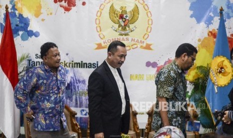 Ketua Komnas HAM Ahmad Taufan Damanik (tengah) bersama Koordinator Subkomisi Penegakan HAM Amiruddin (kiri) dan Komisioner Pengkajian dan Penelitian Mohammad Choirul Annam (kanan) usai memaparkan kondisi terkini peristiwa kerusuhan di Wamena, Papua, di Kantor Komnas HAM, Jakarta, Senin (30/9).