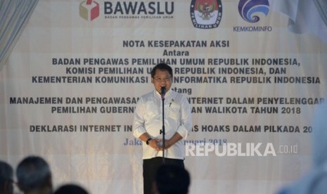 Menkominfo Rudiantara memberikan sambutan pada acara penandatanganan nota kesepakatan aksi di Kantor Bawaslu, Jakarta, Rabu (31/1).