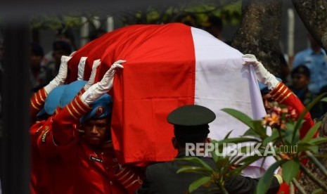 Paspampres membawa peti jenazah saat upacara pemakaman Presiden RI ketiga BJ Habibie di Taman Makam Pahlawan Kalibata, Jakarta, Kamis (13/9).