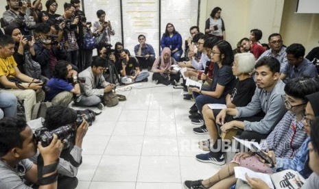 Suasana Aliansi Masyarakat Sipil bersama Mahasiswa saat memberikan keterangan pada konferensi pers di Gedung LBH, Jakarta, Rabu (25/9).